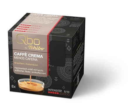 Eine schwarz-braune Qbo by Tchibo Caffè Crema Menos Cafeína Kaffeekapselpackung mit 8 Kapseln, Intensität 5/10, entkoffeiniert, mit einem Bild von Kaffee mit Crema.