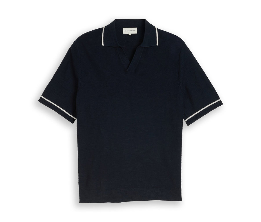 Dunkelblaues Tom Tailor Basic Poloshirt mit weißen Streifen am Kragen und an den Ärmelbündchen.