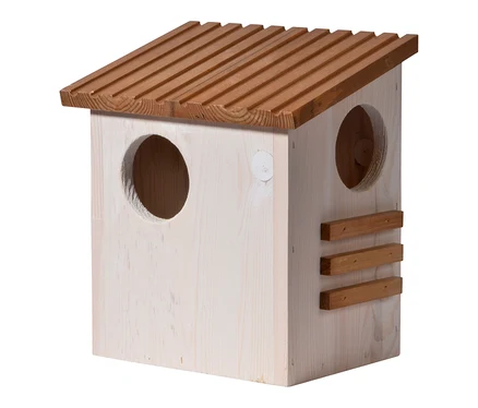 Helles Vogelhaus aus Holz mit schrägem, geriffeltem braunem Dach. Es hat zwei runde Eingangsöffnungen, eine vorne und eine an der rechten Seite, sowie drei horizontale Holzstangen an der rechten Seite.