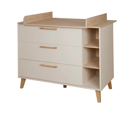 Hellebeige Wickelkommode mit Wickelaufsatz aus hellem Holz, drei Schubladen und zwei offenen Fächern. Sie hat helle Holzgriffe und schräge Beine.