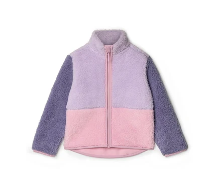 Eine Fleecejacke in Lila und Rosa ist mit einem Reißverschluss geschlossen.