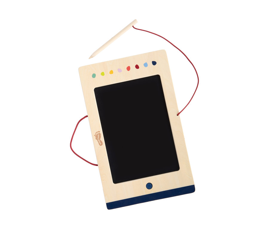 Die small foot LCD Schreibtafel »Educate« mit Stift und roter Kordel liegt auf einem weißen Untergrund.
