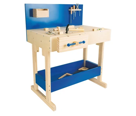 Hölzerne Spielzeug-Werkbank mit blauer Rückwand und blauer Ablagefläche, darauf Spielzeugwerkzeuge wie Hammer, Säge, Schraubenzieher und Zangen.