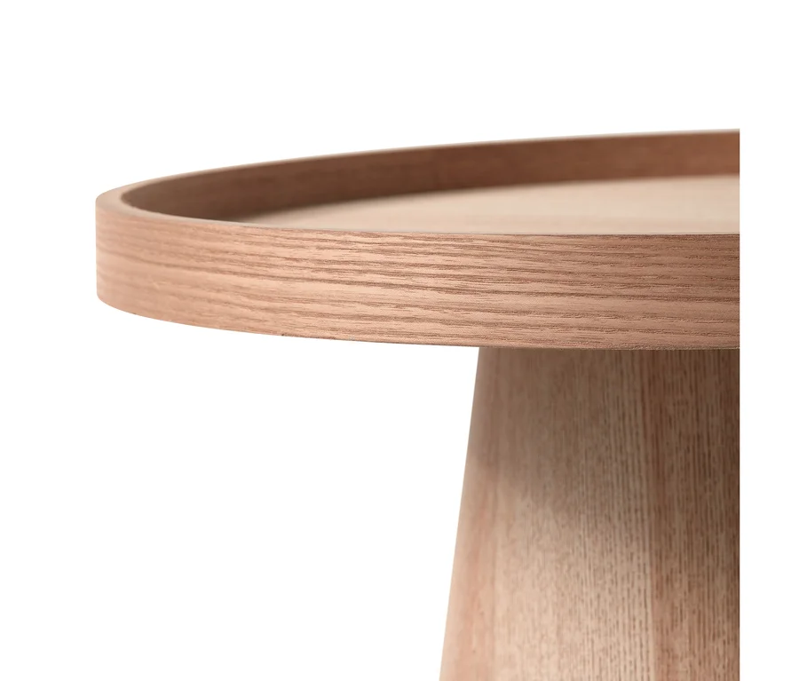 Nahaufnahme eines runden Tisches aus hellem Holz mit erhöhtem Rand und konischem Fuß, der die Holzmaserung zeigt.