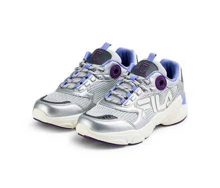 Silberne FILA Damen-Sneaker »COLLENE 2.0« mit weißen Mesh-Einsätzen und lila Akzenten.