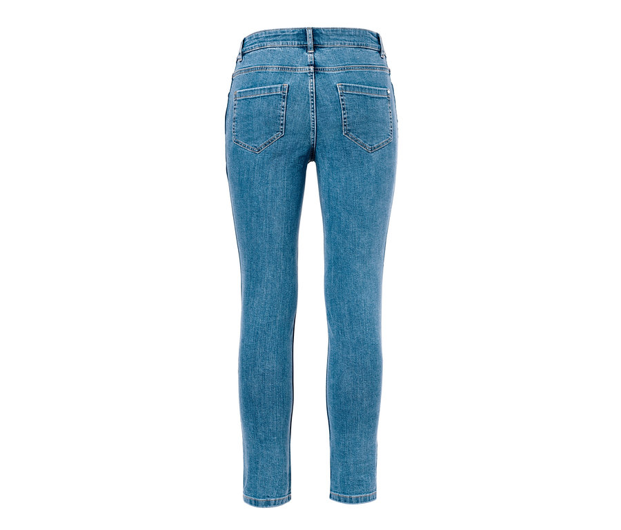 Rückansicht einer knöchellangen Slimfit-Jeans in Blau.