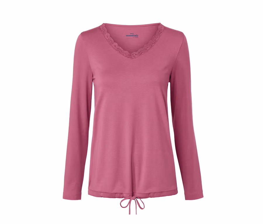 Nahaufnahme eines lilafarbenen Shorty-Pyjamas mit langen Ärmeln.