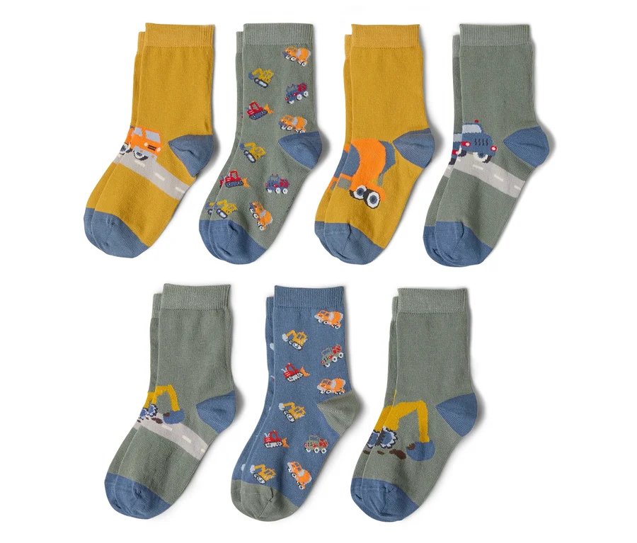 Sechs Sockenpaare liegen auf einem weißen Hintergrund. Die Socken sind mit verschiedenen Baufahrzeugen wie Baggern, Lastwagen und Betonmischern bedruckt.