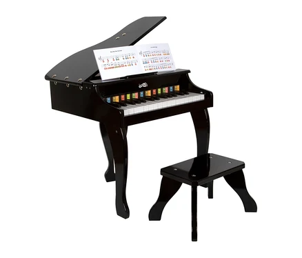 Schwarzer small foot elektronischer Kinderflügel mit passendem Hocker. Das Klavier hat bunte Notenetiketten über den Tasten und Notenblätter auf dem Ständer.