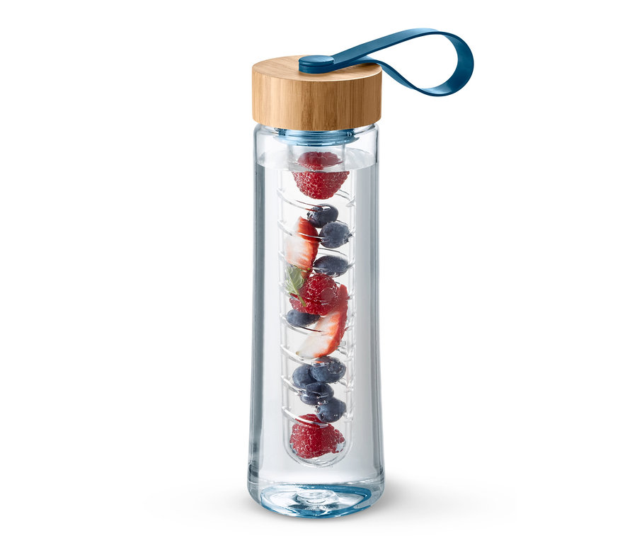 Eine durchsichtige Trinkflasche mit Aroma-Einsatz, gefüllt mit Wasser, Erdbeeren, Himbeeren und Blaubeeren.