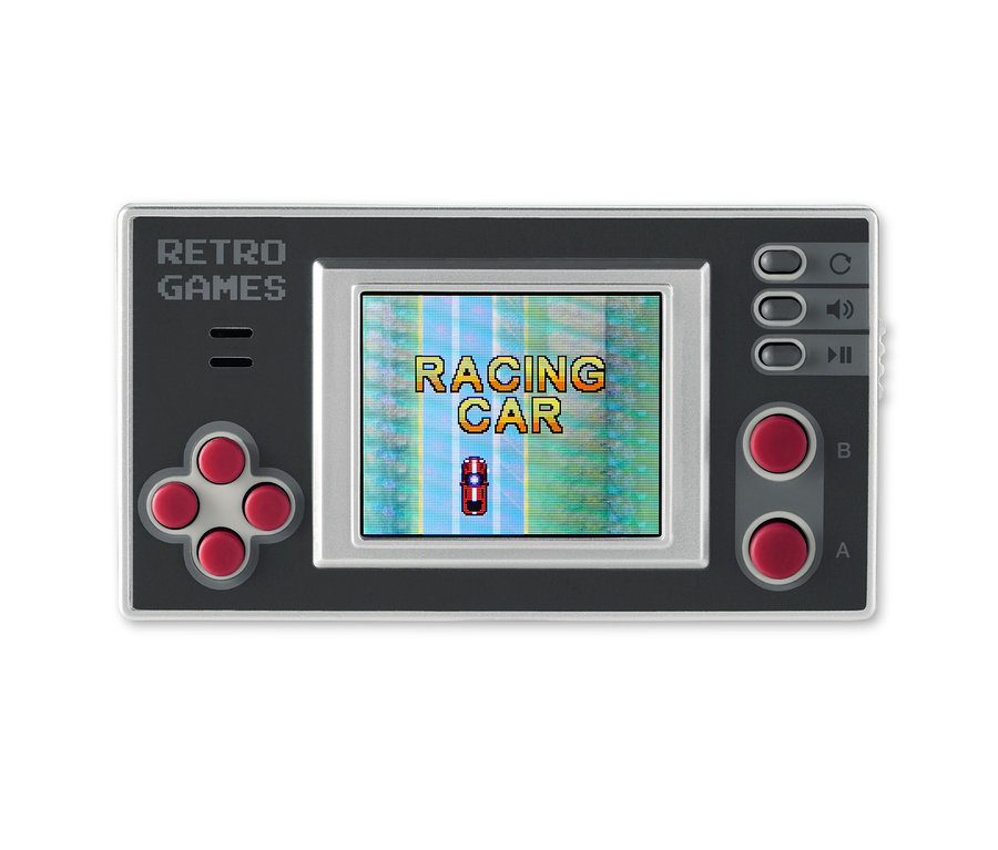 Detail einer Retro-Mini-Spielekonsole mit dem Spiel Rennwagen auf dem Bildschirm.