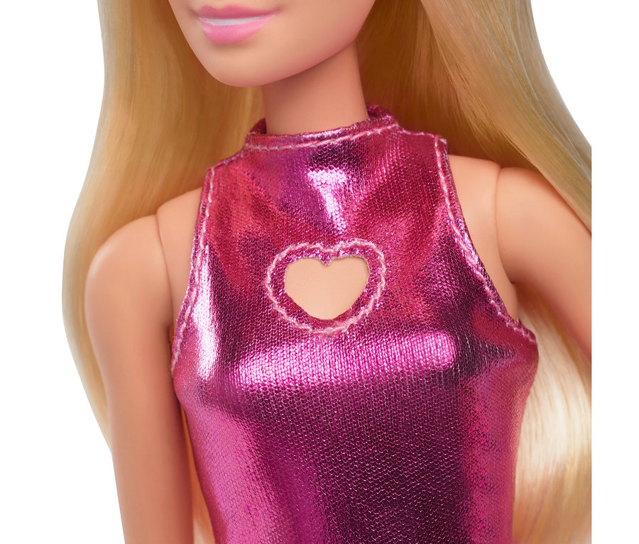 Nahaufnahme einer Barbie-Puppe mit blonden Haaren und einem pinkfarbenen, ärmellosen Oberteil mit einem herzförmigen Ausschnitt.