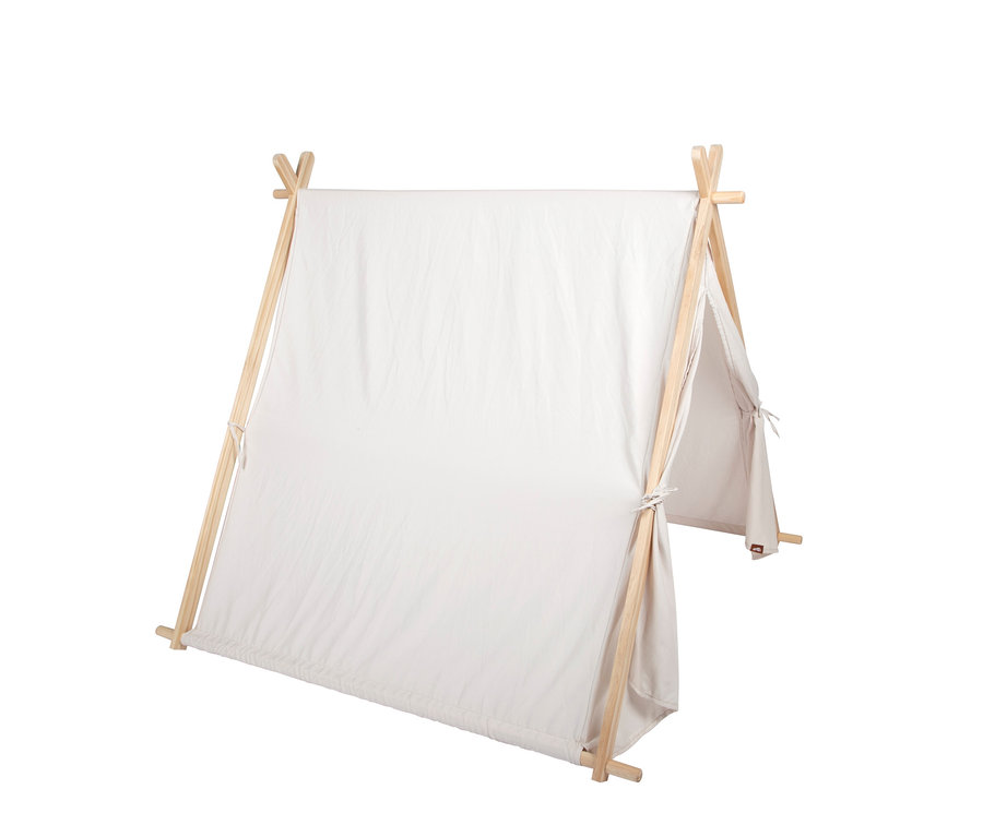 A-förmiges small foot Spielzelt aus hellem Holz und beigem Stoff.