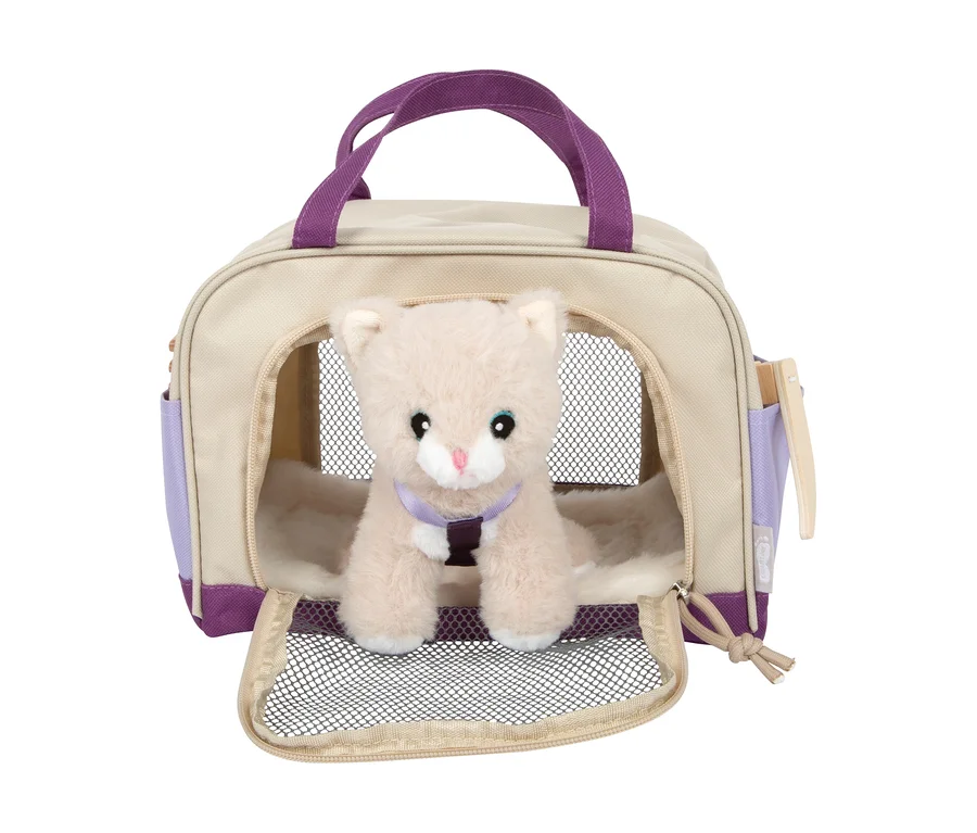 small foot Plüschkatze mit Tasche: Eine hellbeige Plüschkatze sitzt in einer beigefarbenen Transporttasche mit lila Griffen und Netzöffnung.