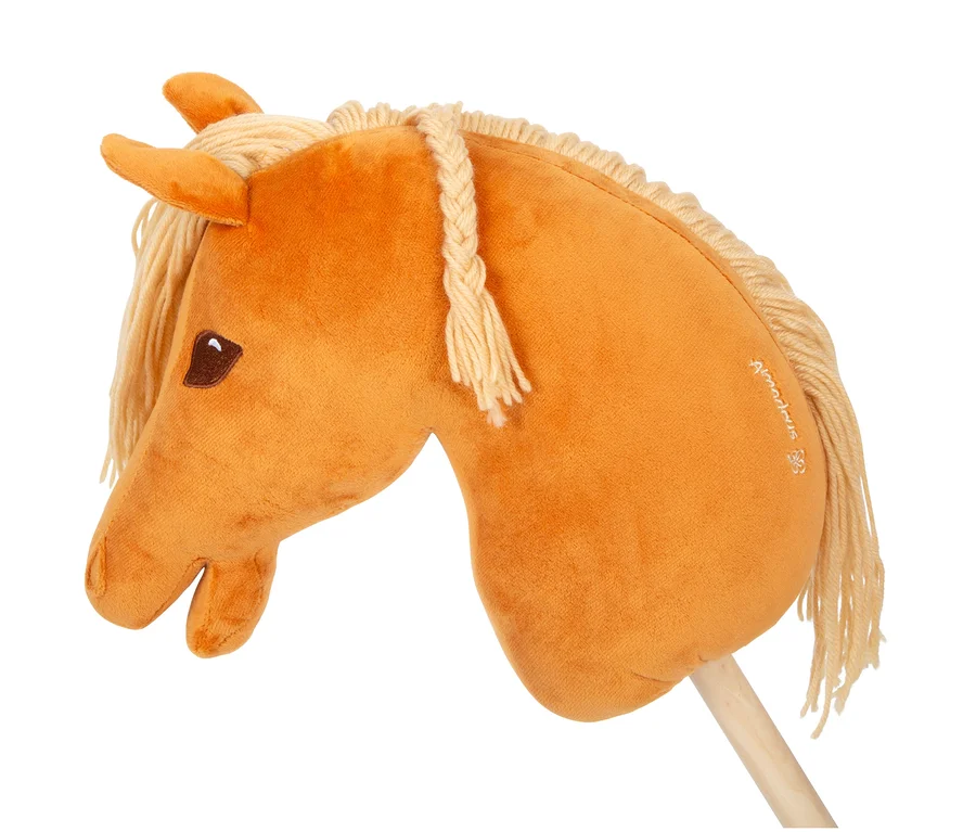Braunes Plüsch-Steckenpferd mit heller, geflochtener Mähne und braunen Augen auf einem Holzstab.