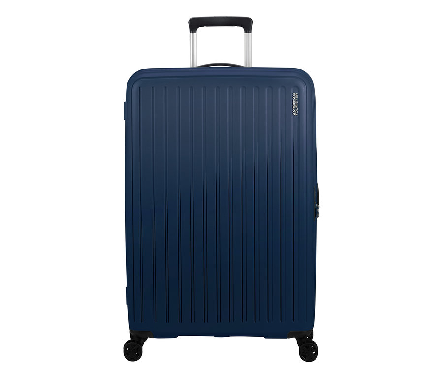 Großer, navyblauer American Tourister Rejoy Spinner Koffer mit vertikalen Rillen und ausgefahrenem Griff.