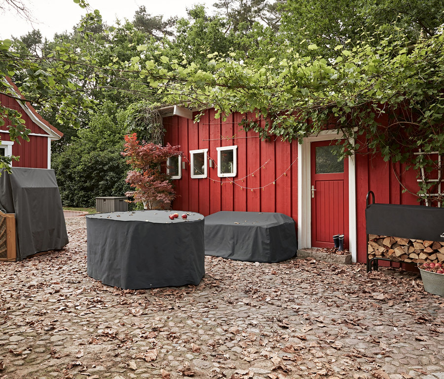 Auf einer gepflasterten Terrasse befinden sich Premium-Esstischset-Schutzhüllen, Premium-Loungemöbel-Schutzhülle »Gartensofa« und Premium-Schutzhülle für Strandkörbe.