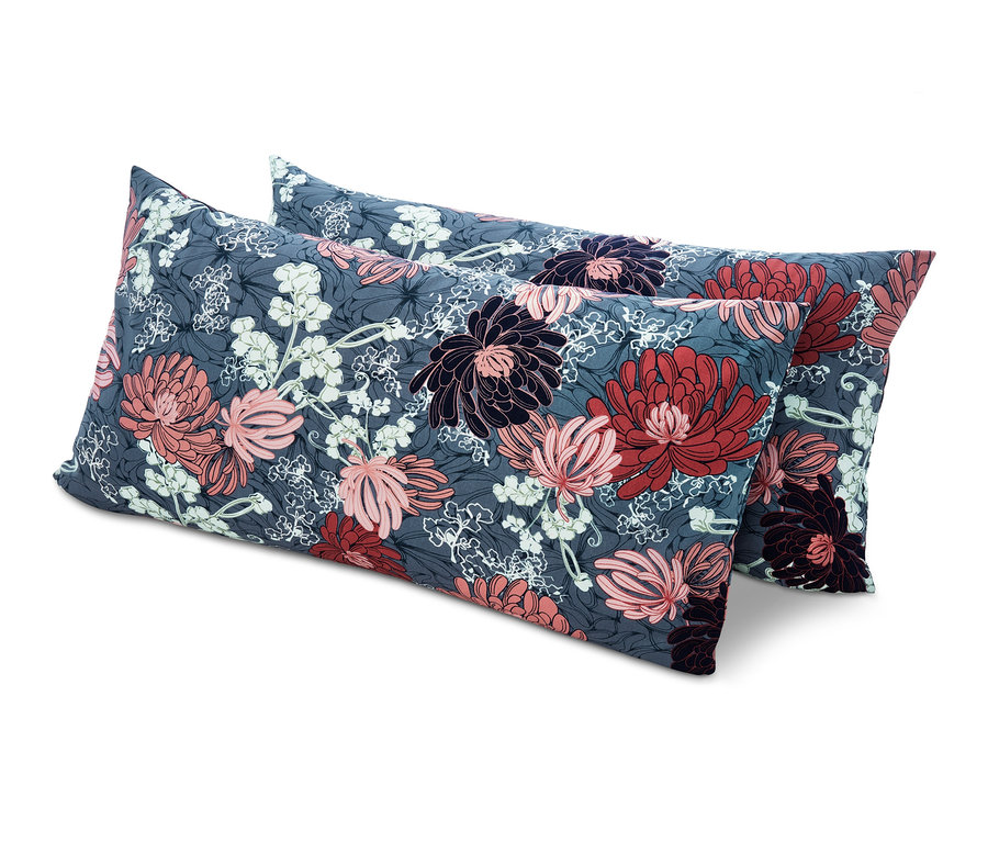 Zwei rechteckige Kissen mit einem Blumenmuster in Grau-, Rosa-, Rot- und Weißtönen liegen übereinander auf einem weißen Hintergrund.