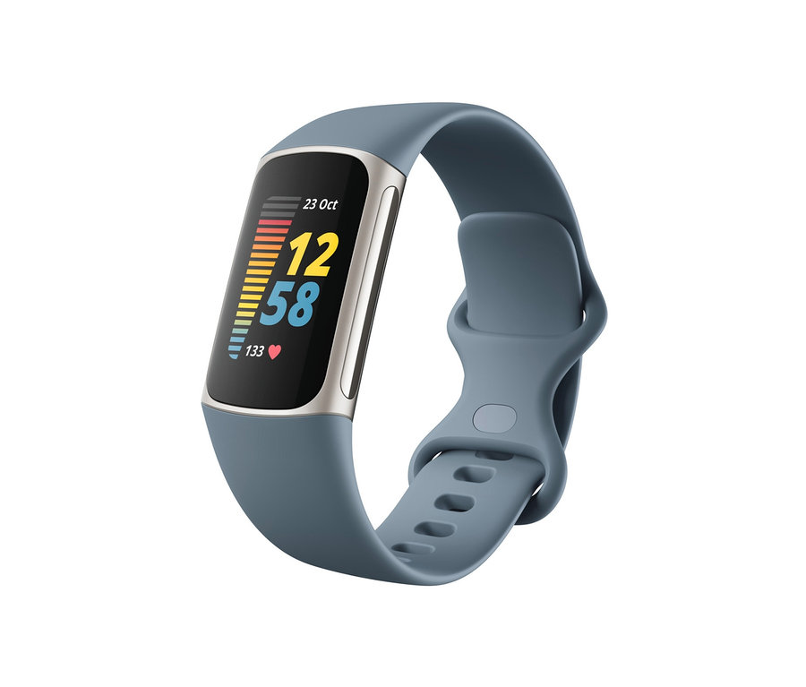 Blauer Fitness-Tracker mit schwarzem Display, das die Uhrzeit 12:58 anzeigt. Zu sehen ist der Fitbit Aktivitäts-Tracker »Charge 5« in blau.