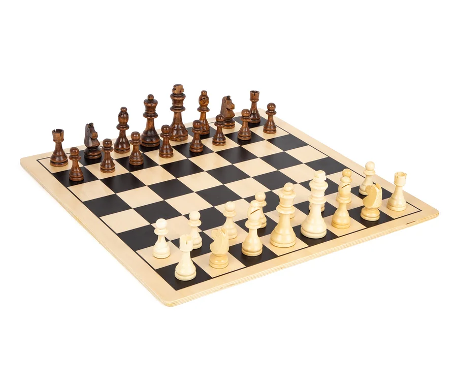Schachbrett mit weißen und braunen Figuren von small foot »Schach und Dame XL«.