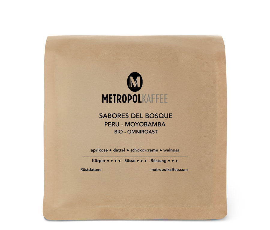 Helle braune Kaffeepackung von METROPOLKAFFEE mit der Aufschrift 'METROPOL Peru Bio Omni-Roast Ganze Bohne', 'Sabores del Bosque' und Geschmacksnoten wie Aprikose, Dattel, Schoko-Creme, Walnuss.