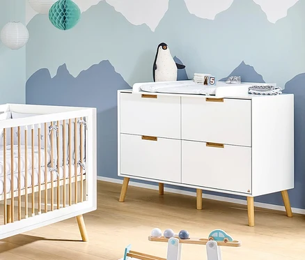Kinderzimmer mit weißem Gitterbett, Pinolino Wickelkommode »Edge«, breit und Spielsachen.