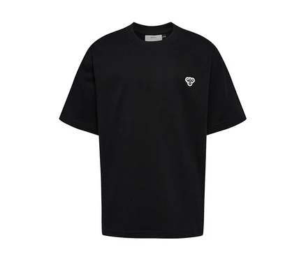 Schwarzes hummel hmUR loose T-Shirt mit kurzem Arm und kleinem "Bee"-Logo auf der linken Brust.