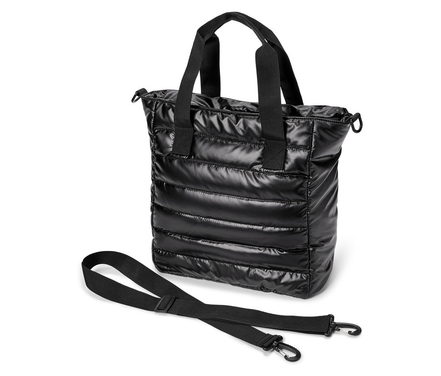 Eine schwarze, glänzende Stepptasche mit schwarzen Griffen und einem Riemen liegt auf einem weißen Hintergrund.