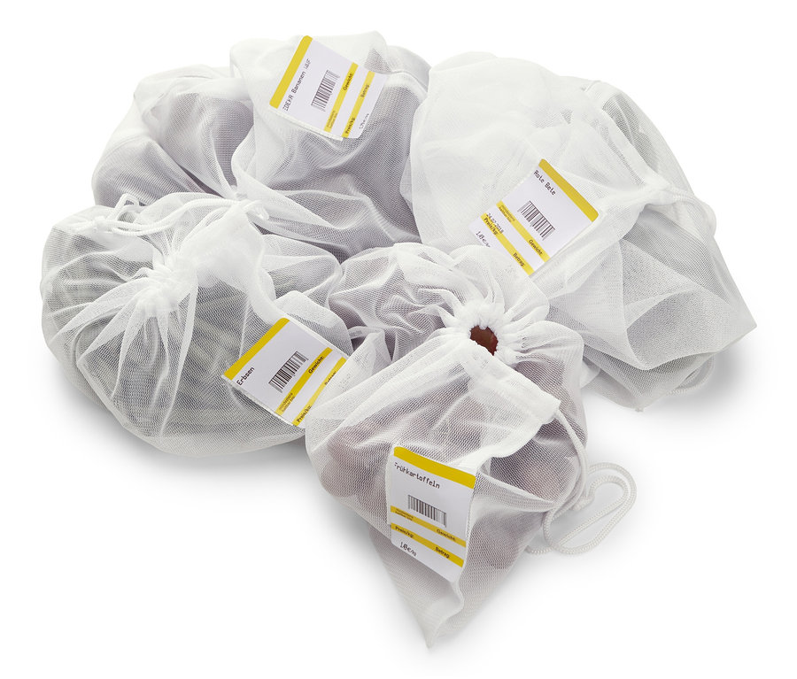 Vier weiße Obst- und Gemüsenetze mit Etiketten.