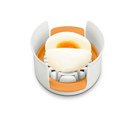 Ein in Scheiben geschnittenes Ei im 3-in-1-Ei-und-Mozzarella-Schneider.