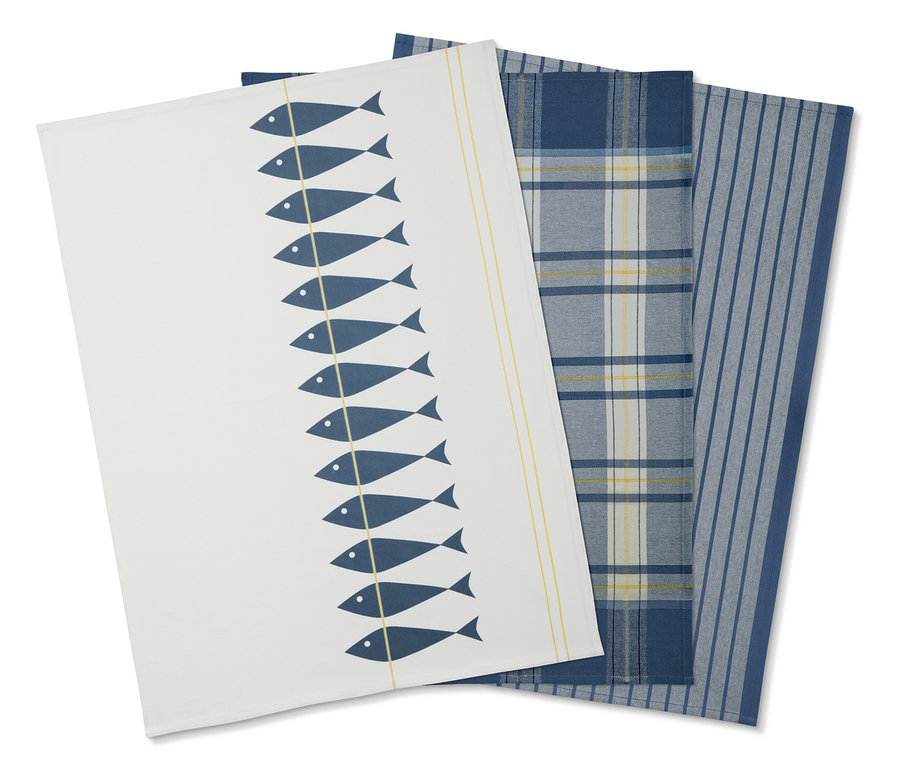 Ein Set aus drei Geschirrtüchern mit verschiedenen Mustern.