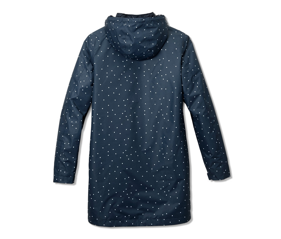 Rückansicht eines marineblauen 3-in-1-Regenmantels mit weißen Punkten.