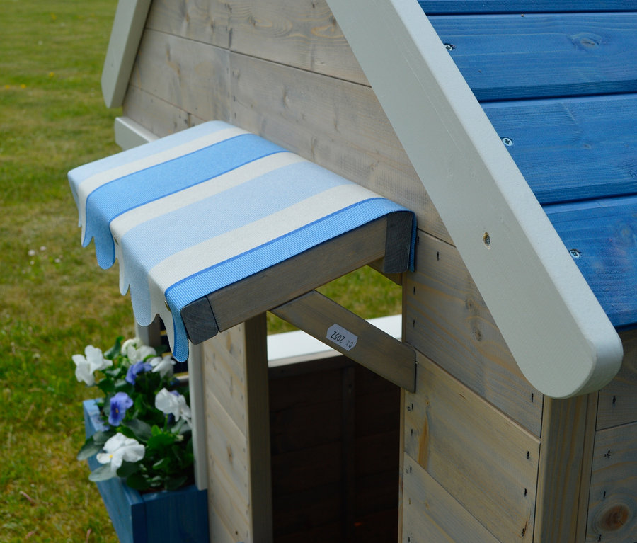 Detailansicht des Wendi-Spielhauses »Maritime House« mit blauem Dach und gestreifter Markise.