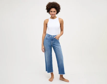 Frau trägt eine Jeans »Linn« Culotte Fransen in Hellblau.