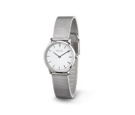 Damenuhr mit Milanaise-Armband auf weißem Hintergrund.