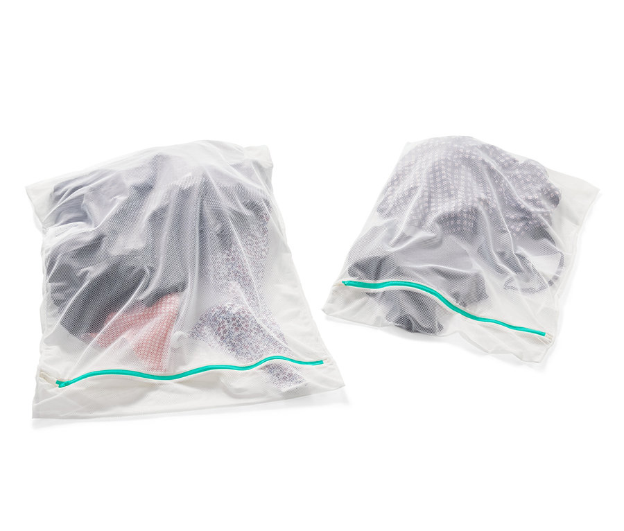 Zwei XL-Wäschenetze gefüllt mit Kleidung.