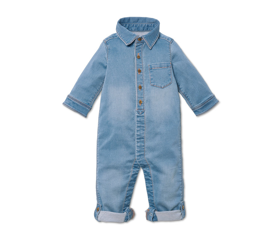 Blauer Stretchdenim-Overall mit langen Ärmeln und Knöpfen.