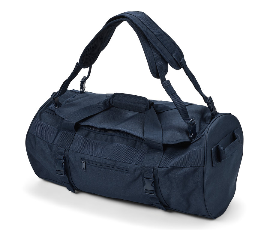 Eine dunkelblaue Reisetasche-und-Rucksack liegt auf einem weißen Hintergrund.