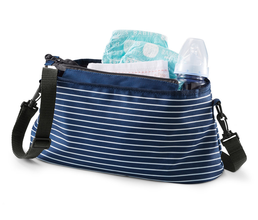 Ein Organizer für Kinderwagen und Buggys gefüllt mit einer Babyflasche und Windeln.