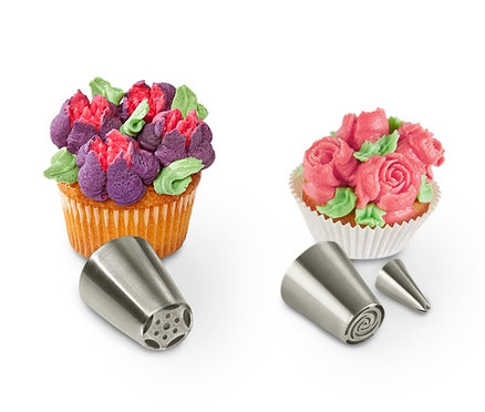 Zwei verzierte Cupcakes und ein Spritztüllen-Set.