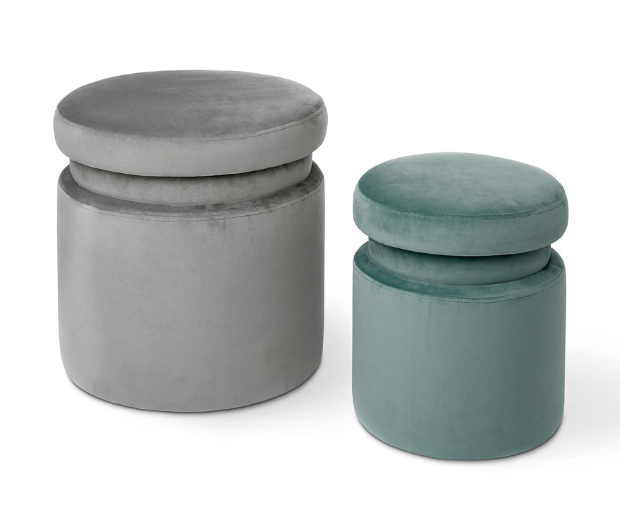 Zwei Samtpoufs mit Stauraum.