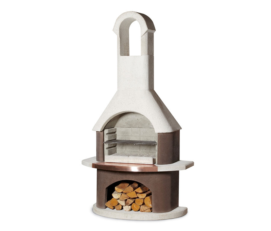 Buschbeck-Gartengrillkamin "St. Moritz" mit Holzscheiten im Lager.
