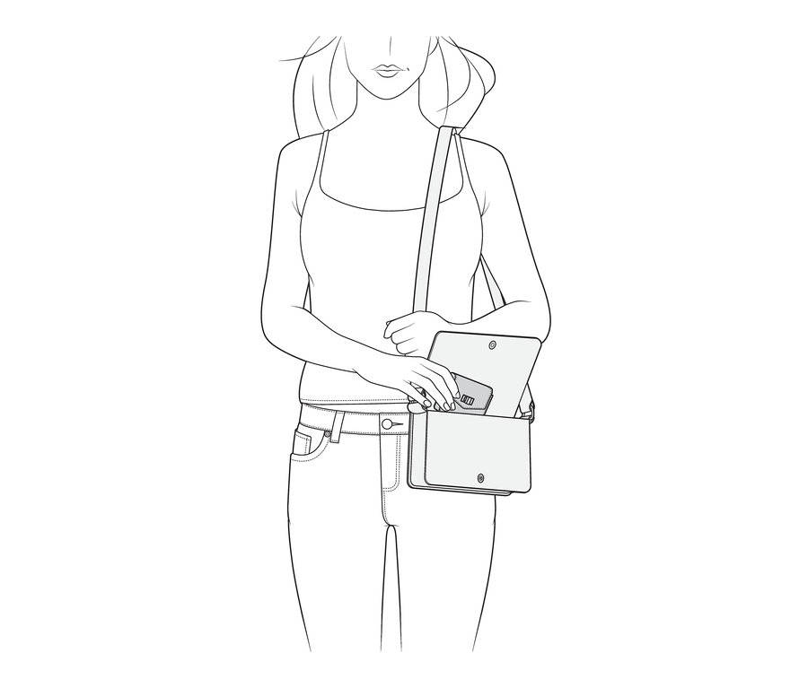 Frau greift in eine Micro-Bag.