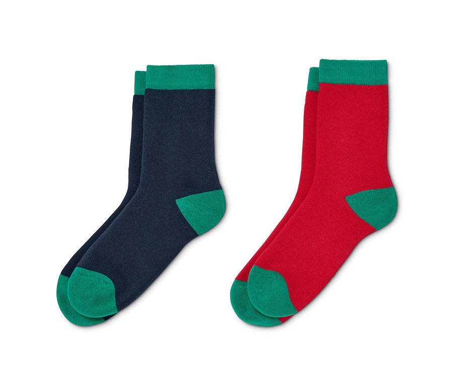 Zwei Paar Socken aus Bio-Baumwolle: ein Paar marineblau mit grünem Bündchen und Spitze, ein Paar rot mit grünem Bündchen und Spitze.