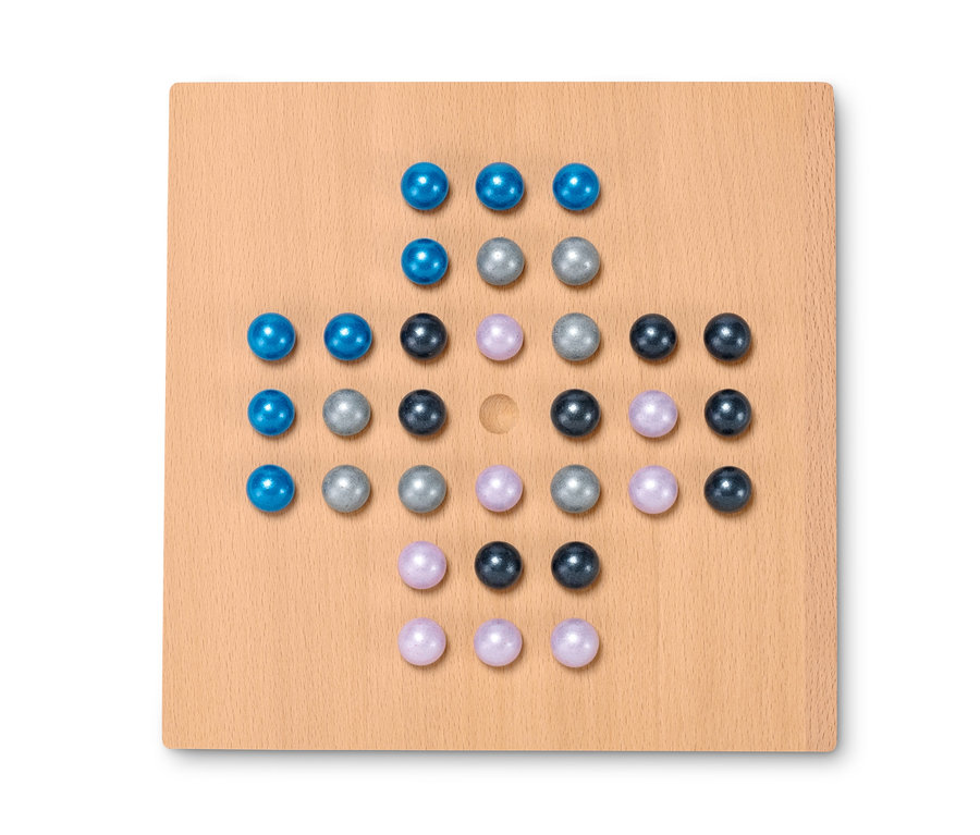 Murmel-Brettspiel auf einem Holzbrett.