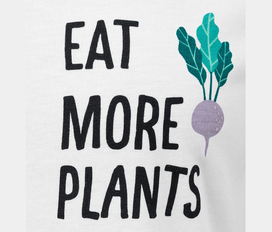 Detail eines Statement-Shirts mit der Aufschrift „EAT MORE PLANTS“ und einer Rüben-Illustration.