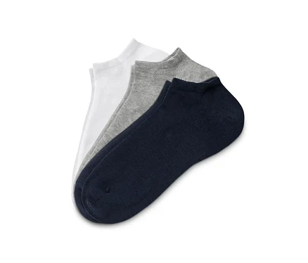 Drei Paar Sneakersocken in Weiß, Grau und Dunkelblau.