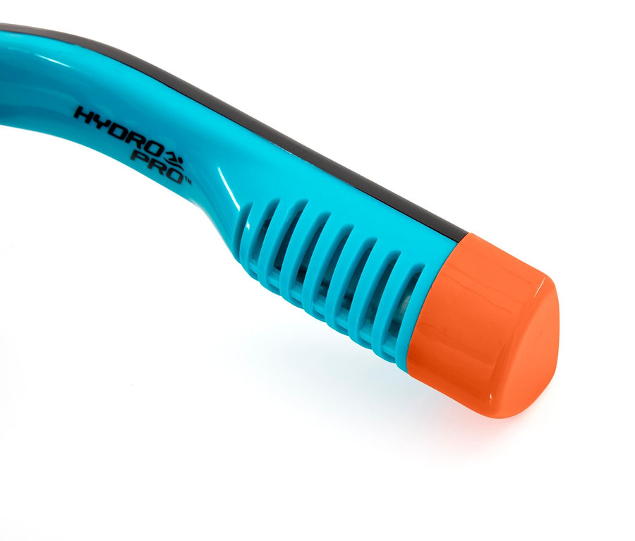 Detailaufnahme einer blauen Bestway® Hydro-Pro™ »Flowtech« Schnorchelmaske mit orangefarbener Spitze auf weißem Hintergrund.