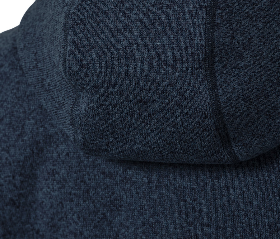 Detailaufnahme einer dunkelblauen Strickfleece-Jacke.