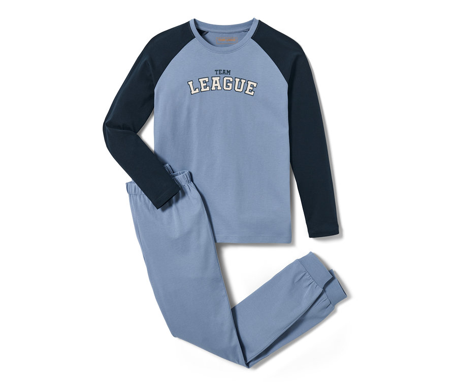 Ein 2 Kinder-Pyjama liegt auf einem weißen Hintergrund, bestehend aus einem blauen Oberteil mit der Aufschrift 'League' und marineblauen Ärmeln und einer blauen Hose.